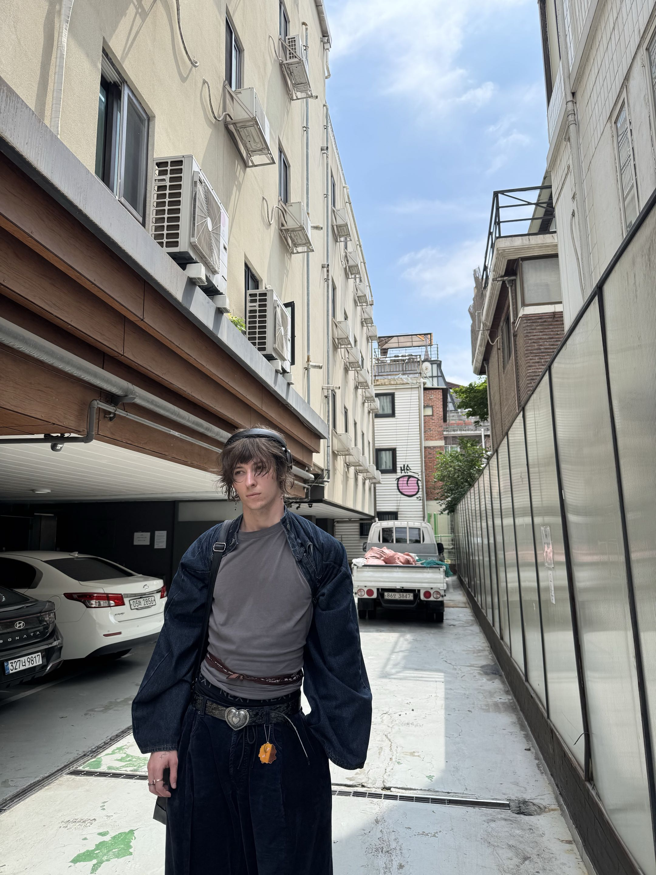 Modni portret v svetli mestni ulici