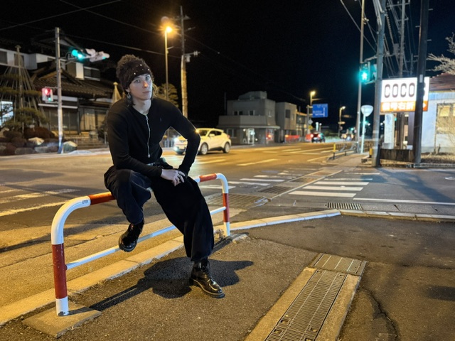 Nočni portret ob mestnem križišču
